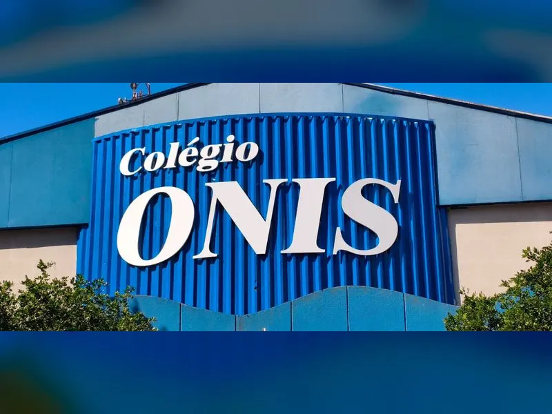 Fachada com letra caixa em PVC 20mm e pintura fosca automotiva para o Colégio Onis — Cromatica Comunicação Visual, Santos/SP