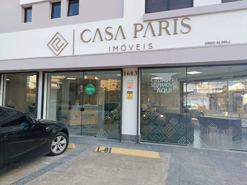 Fachada com letra caixa para a imobiliária Casa Paris — Cromatica Comunicação Visual, Santos/SP