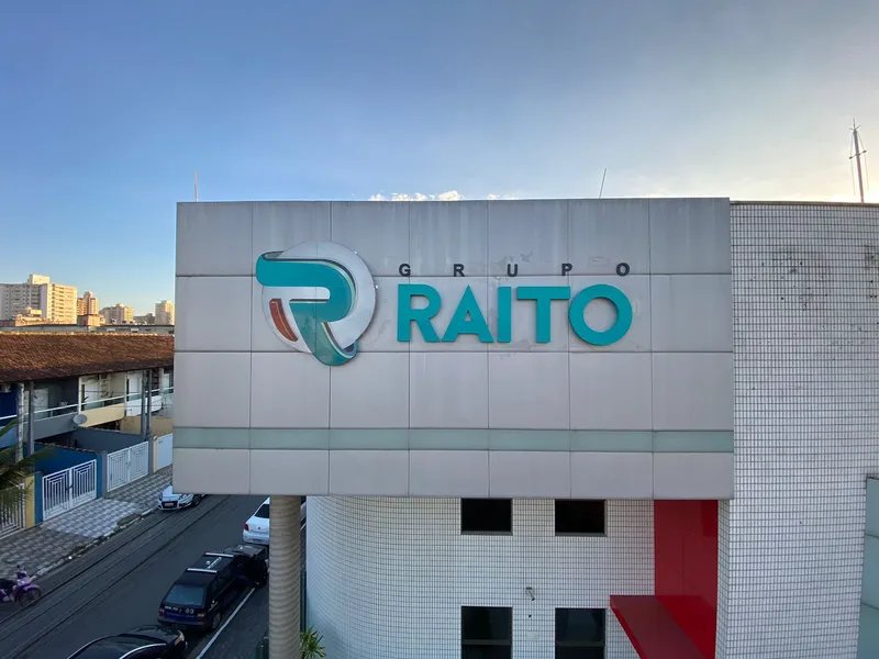 Fachada com letra caixa em aço galvanizado para o Grupo Raito Logística — Cromatica Comunicação Visual, Santos/SP