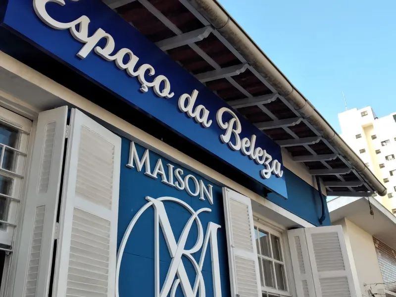 Fachada com letra caixa em PVC 10mm para o Espaço da Beleza Maison Bleue — Cromatica Comunicação Visual, Santos/SP