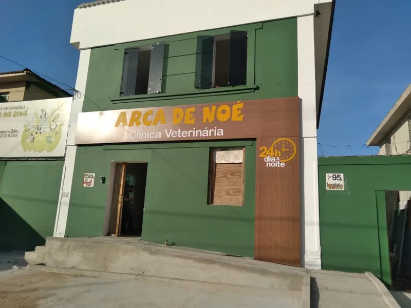 Fachada em ACM com adesivo recortado para o pet shop e veterinário Arca de Noé — Cromatica Comunicação Visual, Santos/SP
