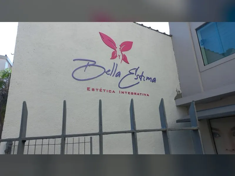Fachada com letra caixa para a clínica de estética integrativa Bella Estima — Cromatica Comunicação Visual, Santos/SP