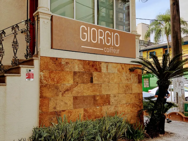Fachada de salão de beleza com luminoso em ACM e letras vazadas, Giorgio Coiffeur — Cromatica Comunicação Visual, Santos/SP