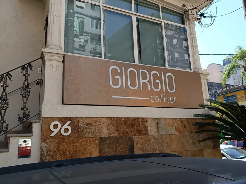 Painel de fachada em ACM para o salão de beleza Giorgio Coiffeur — Cromatica Comunicação Visual, Santos/SP