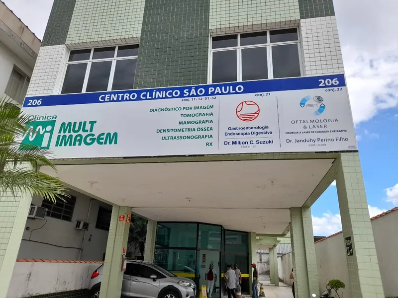 Fachada de consultório com estrutura em metalon e lona impressa, Centro Clínico São Paulo — Cromatica Comunicação Visual, Santos/SP