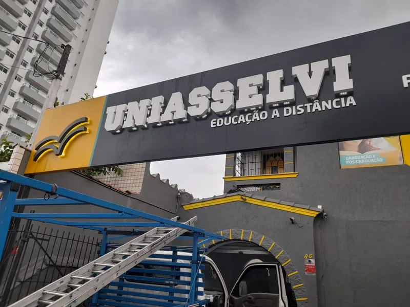 Fachada em ACM com estrutura em metalon, galvanizado pintado e iluminação indireta em LED para a Uniasselvi — Cromatica Comunicação Visual, Santos/SP