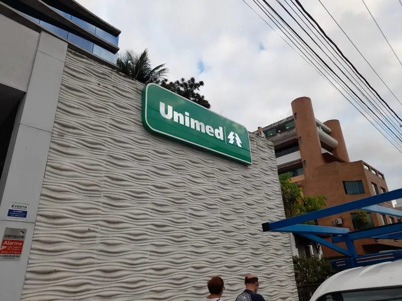 Fachada com luminoso em LED verde e ACM para a Unimed Visão Laser — Cromatica Comunicação Visual, Santos/SP