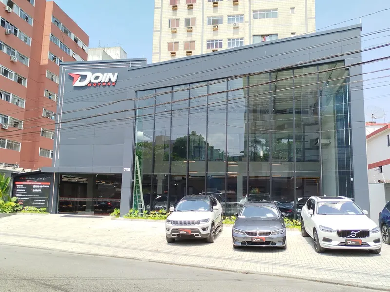 Fachada em ACM Kynar com letreiro em letra caixa e iluminação LED frontal para a Doin Motors — Cromatica Comunicação Visual, Santos/SP