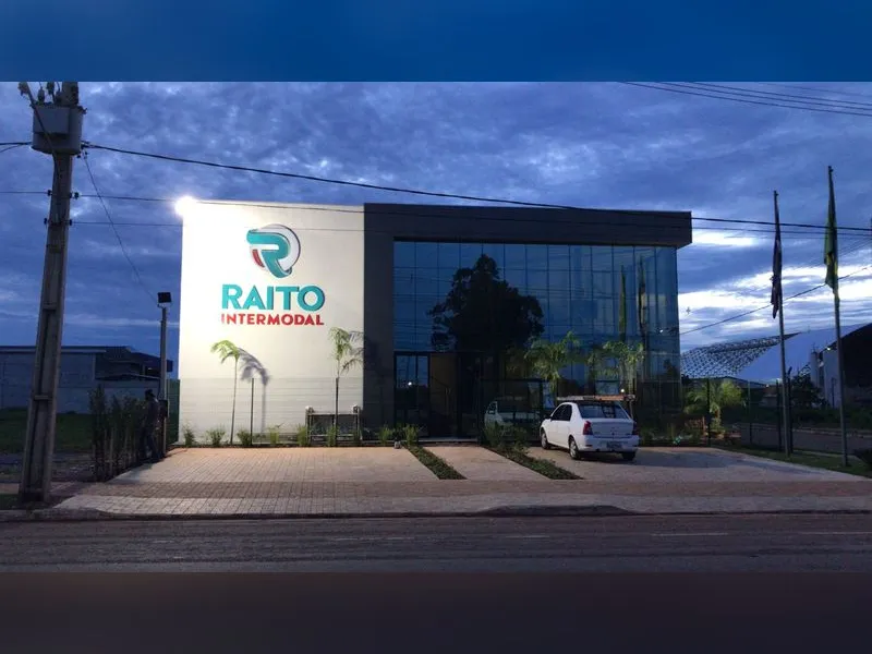 Fachada com letra caixa em PVC para a transportadora Raito — Cromatica Comunicação Visual, Santos/SP