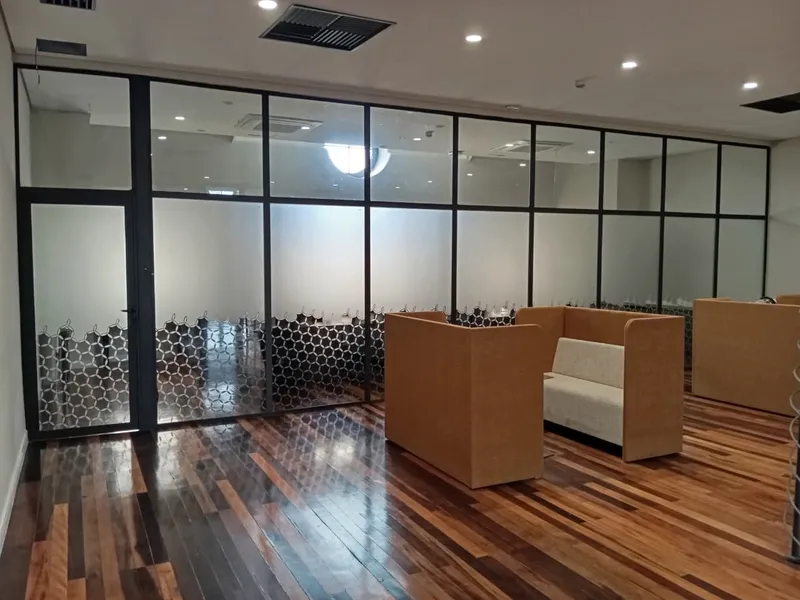 Divisórias de vidro com adesivo jateado e recorte eletrônico no terminal portuário COFCO — Cromatica Comunicação Visual, Santos/SP