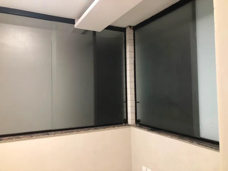 Adesivo jateado e logo em PVC 10mm para a academia Elastic Training — Cromatica Comunicação Visual, Santos/SP