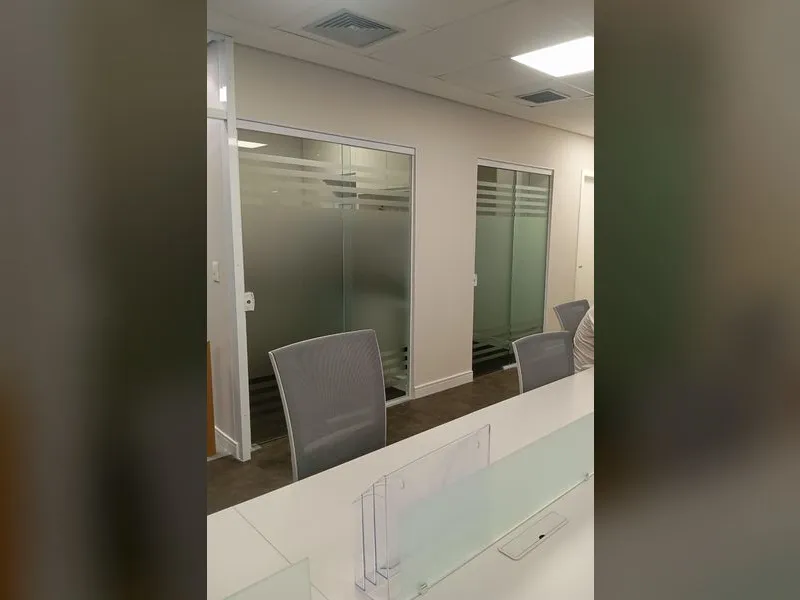 Adesivo jateado recortado no escritório da Magna Logistics Solutions — Cromatica Comunicação Visual, Santos/SP