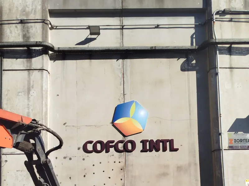 Letra caixa galvanizada com pintura automotiva e retroiluminação em terminal portuário da COFCO — Cromatica Comunicação Visual, Santos/SP