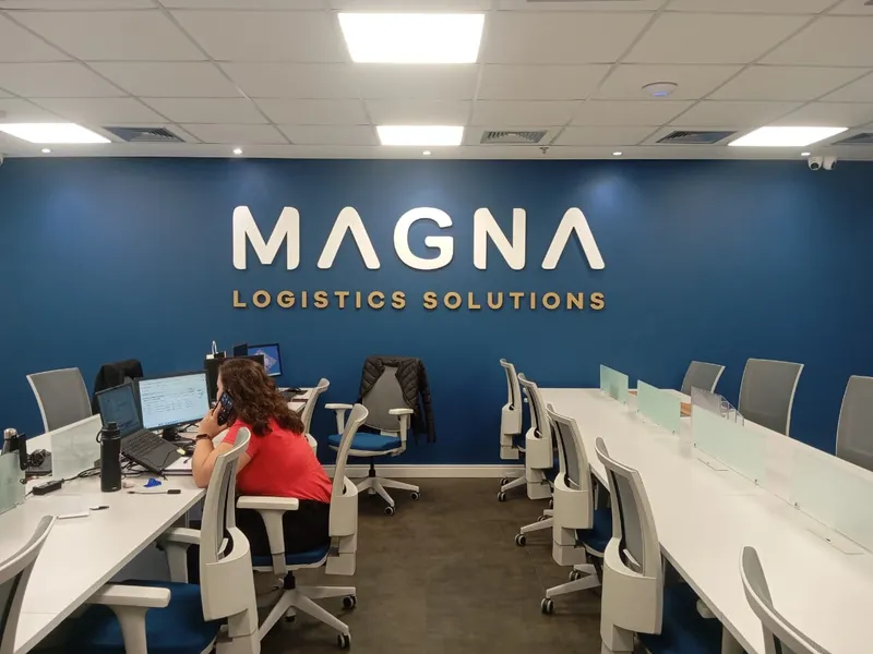 Letra caixa em PVC 20mm com pintura fosca para a operação logística da Magna Logistics — Cromatica Comunicação Visual, Santos/SP