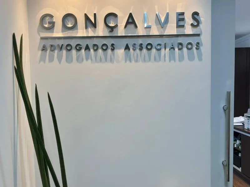 Letra caixa em aço inox polido 10mm no escritório de advocacia Gonçalves Advogados Associados — Cromatica Comunicação Visual, Santos/SP
