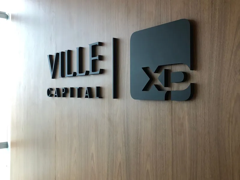 Letra caixa em PVC 10mm pintada na agência de investimentos Ville Capital — Cromatica Comunicação Visual, Santos/SP