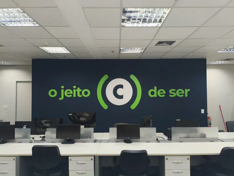 Comunicação interna com adesivos em impressão UV e letra caixa em PVC 20mm na agência de seguros Coris — Cromatica Comunicação Visual, Santos/SP