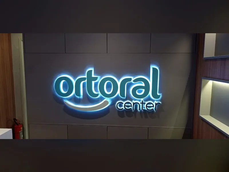 Letra caixa luminosa em LED aplicada na parede do escritório comercial Ortoral Center, projeto do arquiteto Felipe Torelli — Cromatica Comunicação Visual, Santos/SP
