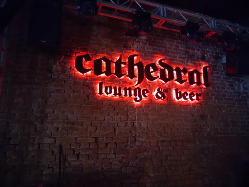 Letra caixa em MDF 18mm preto com iluminação interna LED RGB no Cathedral Lounge Beer — Cromatica Comunicação Visual, Santos/SP