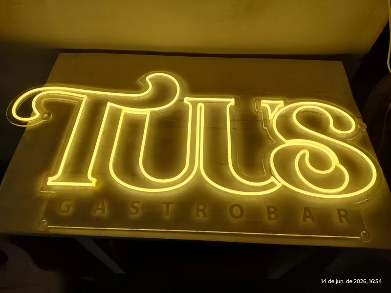 Painéis e letreiros em neon LED executados pela Cromatica em Santos/SP