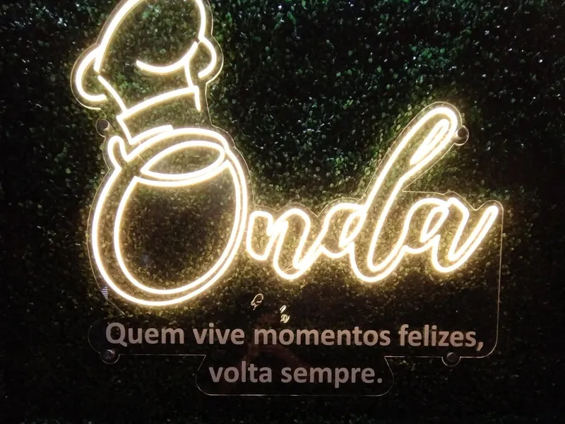 Painel de neon LED em acrílico 6mm para o restaurante Onda Gastronomia — Cromatica Comunicação Visual, Santos/SP