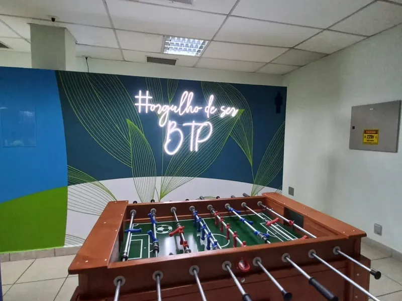 Letreiro em neon LED para o Brasil Terminal Portuário BTP — Cromatica Comunicação Visual, Santos/SP
