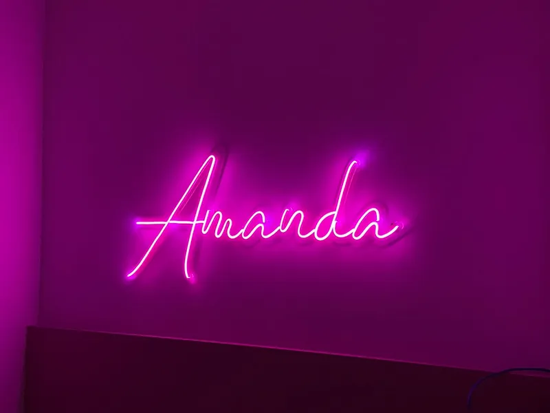 Painel de neon LED personalizado com nome, base em acrílico 5mm, para projeto de design de interiores — Cromatica Comunicação Visual, Santos/SP