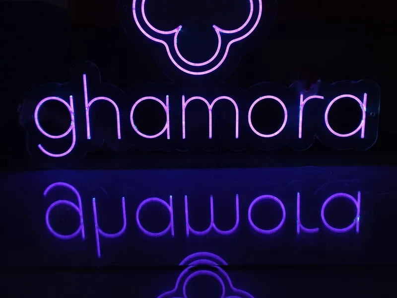 Letreiro em neon LED da marca Ghamora — Cromatica Comunicação Visual, Santos/SP