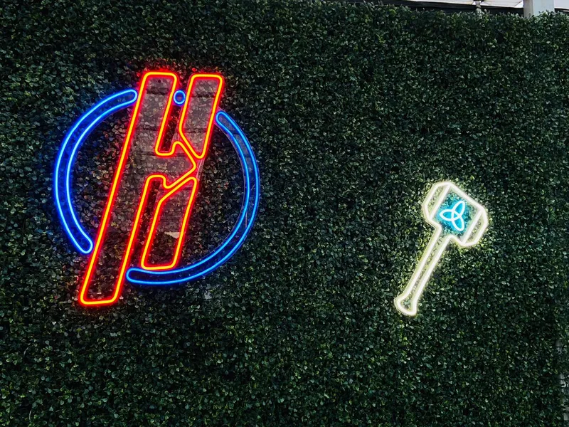 Neon LED decorativo para a hamburgueria Heróis Burguer — Cromatica Comunicação Visual, Santos/SP