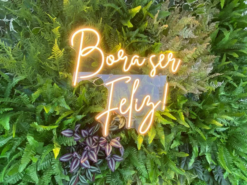Neon LED em acrílico Bora ser Feliz aplicado sobre jardim vertical — Cromatica Comunicação Visual, Santos/SP