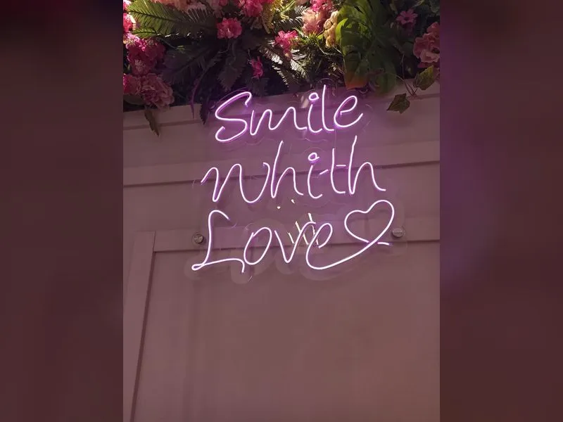 Display em neon LED Smile with Love para a Swett Tour — Cromatica Comunicação Visual, Santos/SP