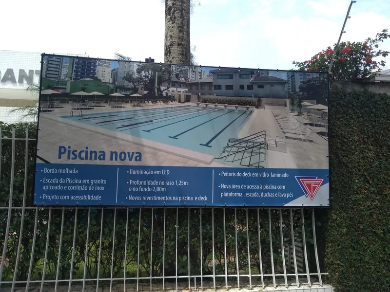 Painel de lona com estrutura e ilhós para divulgação em área de piscina de clube — Cromatica Comunicação Visual, Santos/SP