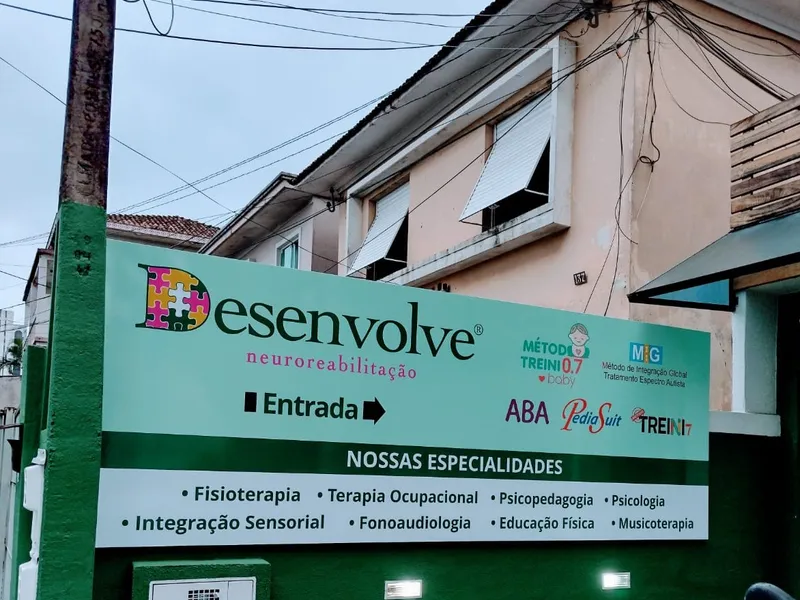 Painel em lona com estrutura de metalon para a Clínica Desenvolve — Cromatica Comunicação Visual, Santos/SP
