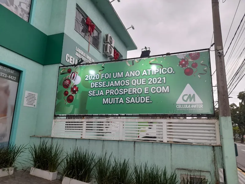 Painel de fachada em lona com estrutura de metalon e ilhós para a Cellula Mater — Cromatica Comunicação Visual, Santos/SP
