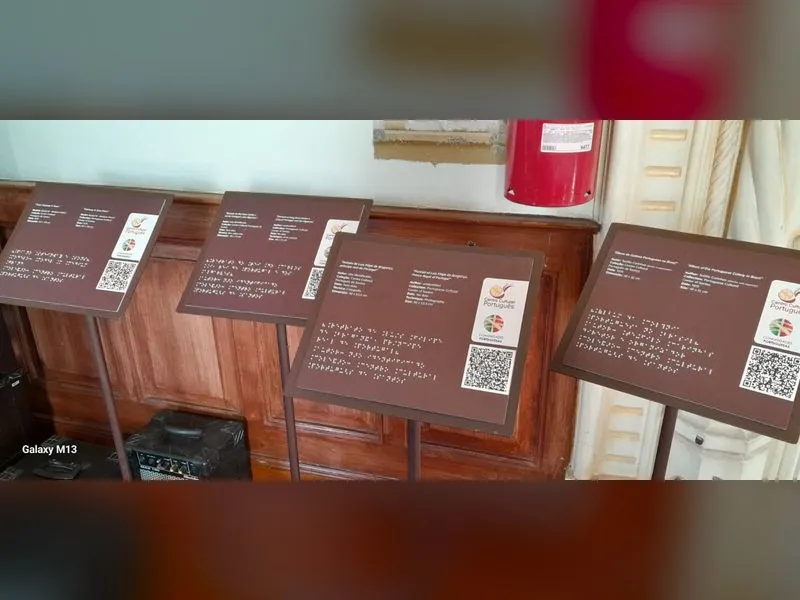 Produção de placas de sinalização em braille com impressão UV para associação de imigrantes portugueses — Cromatica Comunicação Visual, Santos/SP