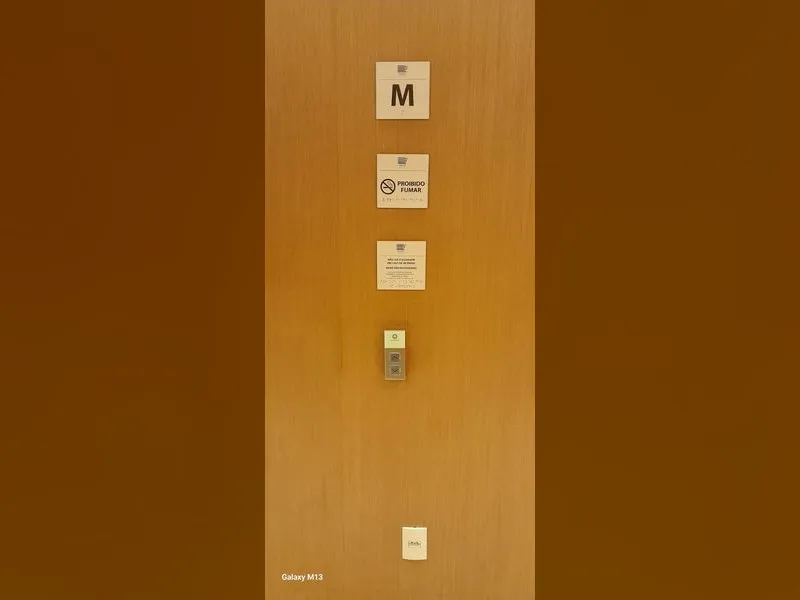 Placas de sinalização com braille em ACM junto ao elevador do Wave Office — Cromatica Comunicação Visual, Santos/SP