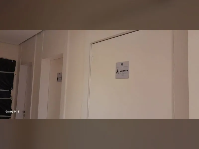 Placa de identificação de sala com braille em ACM no prédio corporativo Wave Office — Cromatica Comunicação Visual, Santos/SP