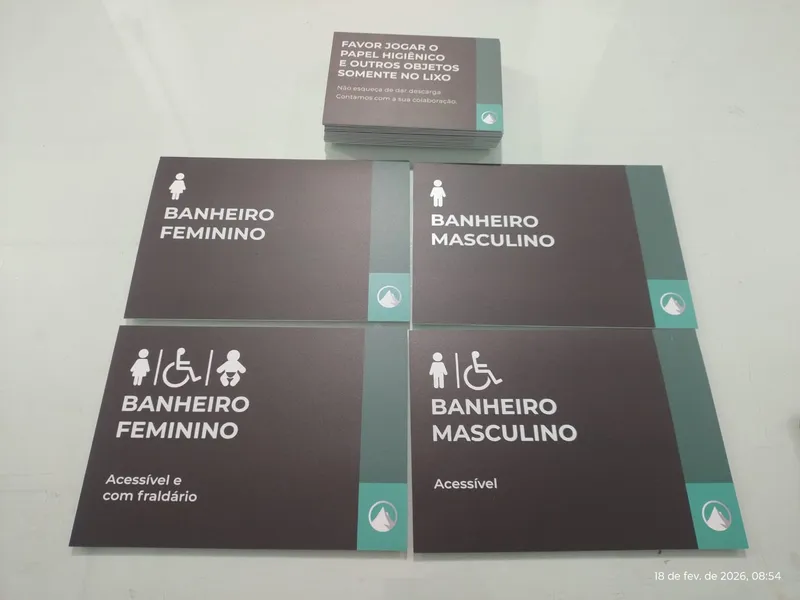 Placas de sinalização de banheiros em PS 2mm com impressão UV para o Condomínio Helbor Stay Santos — Cromatica Comunicação Visual, Santos/SP