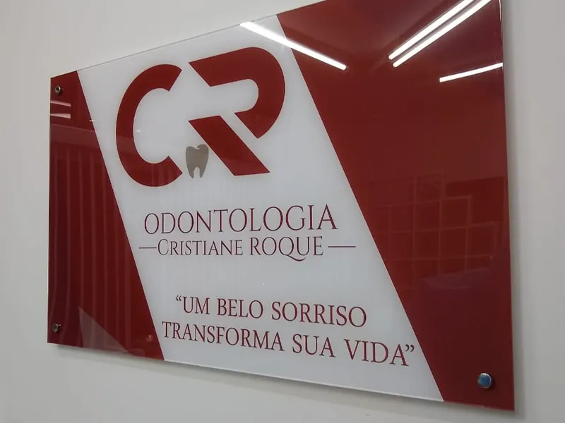 Placa em acrílico para a clínica de odontologia Cristiane Roque — Cromatica Comunicação Visual, Santos/SP