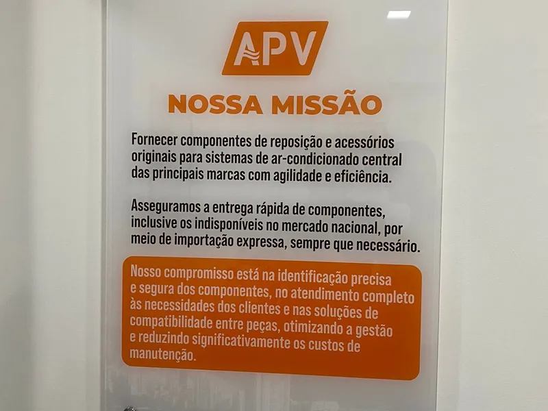 Placa em acrílico 5mm com impressão UV no verso e fixação por prolongadores para a APV — Cromatica Comunicação Visual, Santos/SP