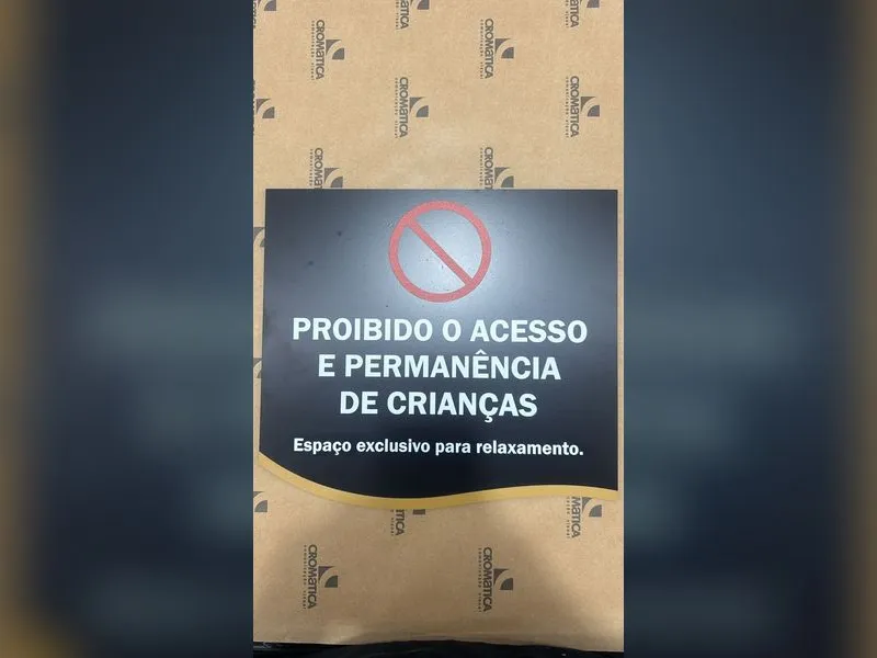 Placa de sinalização em PS 2mm com impressão UV para administração de condomínios — Cromatica Comunicação Visual, Santos/SP