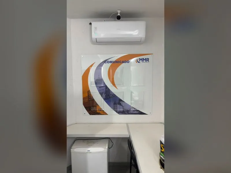 Painel de comunicados em ACM com impressão UV e bolsas de acrílico para a MMR Transportes — Cromatica Comunicação Visual, Santos/SP