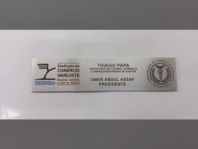 Placa de homenagem em alumínio com impressão UV para o Sindicato do Comércio Varejista — Cromatica Comunicação Visual, Santos/SP