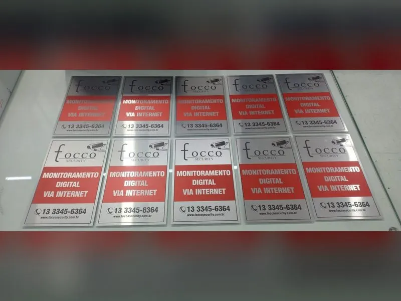 Placas de monitoramento em alumínio com impressão UV para a Focco Security, segurança patrimonial — Cromatica Comunicação Visual, Santos/SP