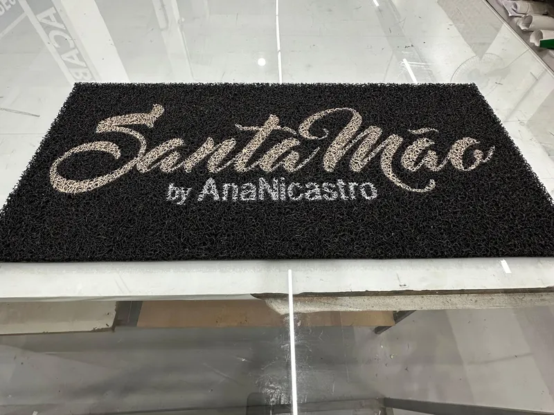 Tapete capacho personalizado para o Santa Mão by Ana Nicastro — Cromatica Comunicação Visual, Santos/SP