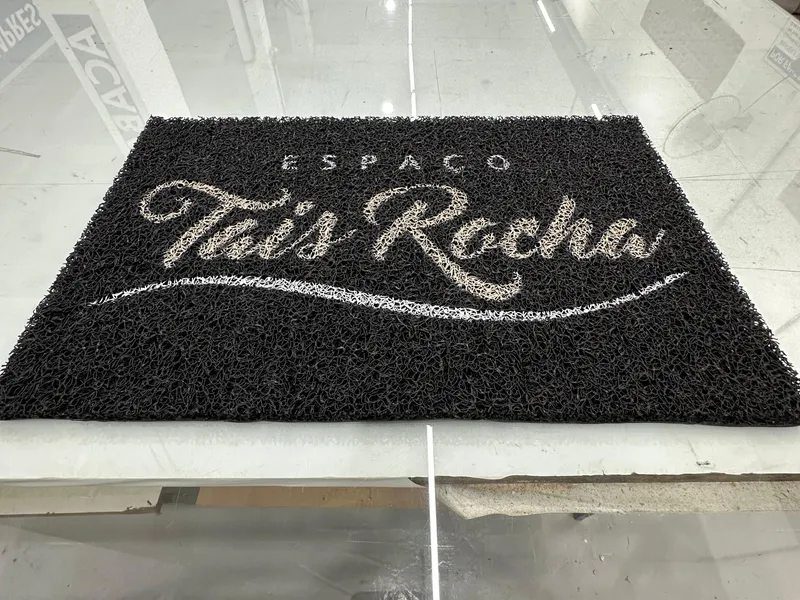 Tapete capacho personalizado para o Espaço Taís Rocha — Cromatica Comunicação Visual, Santos/SP