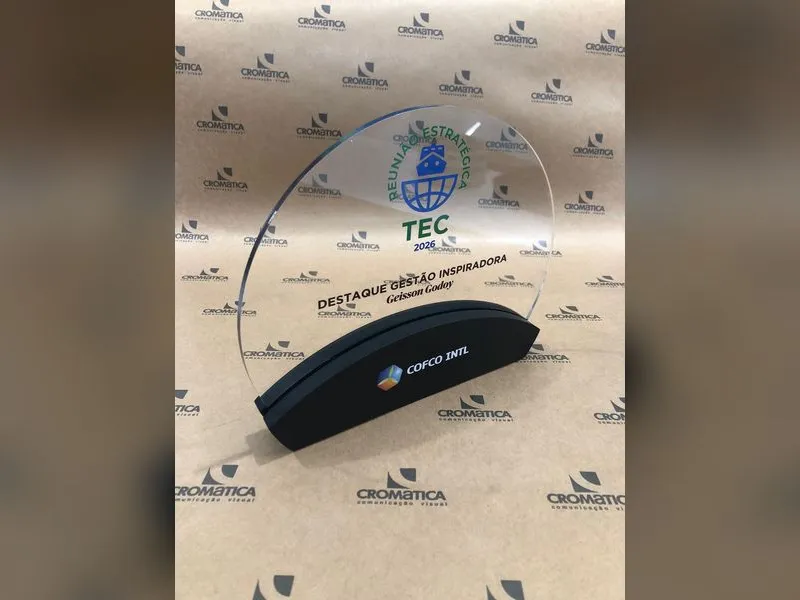 Troféu de premiação em acrílico 5mm com base em MDF laqueado e impressão UV para o terminal portuário COFCO — Cromatica Comunicação Visual, Santos/SP