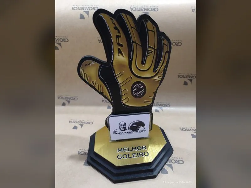 Troféus de campeão e vice adesivados com Goldmax e impressão UV para a Transtec World Logística — Cromatica Comunicação Visual, Santos/SP