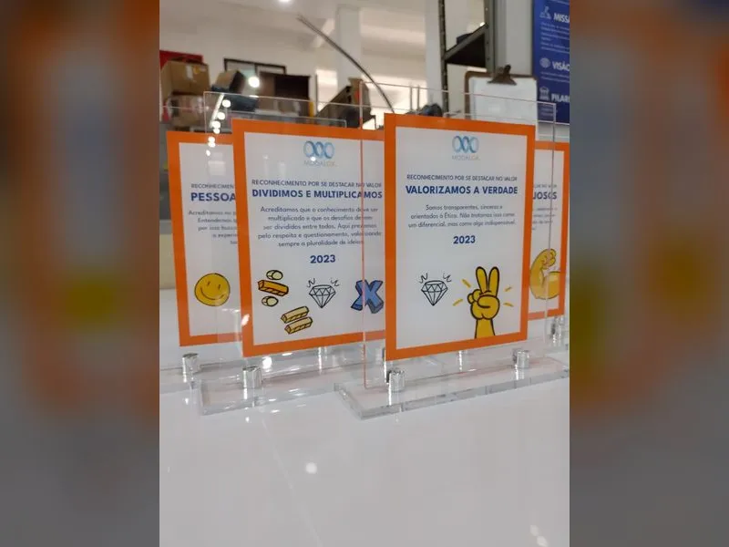 Troféus em acrílico 5mm com base fixada por suporte de fenda para a empresa de software ModalGR — Cromatica Comunicação Visual, Santos/SP