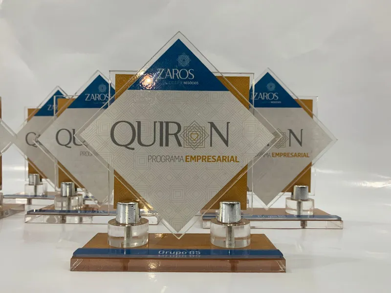 Troféu em placa de acrílico do programa empresarial Quiron para a escola de treinamento Zaros — Cromatica Comunicação Visual, Santos/SP
